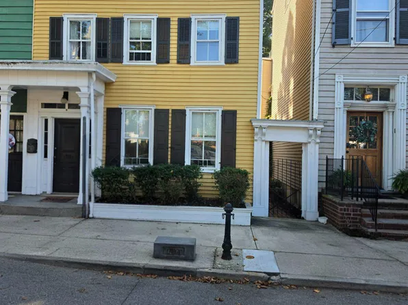 9 Walnut St, Bordentown, NJ 08505