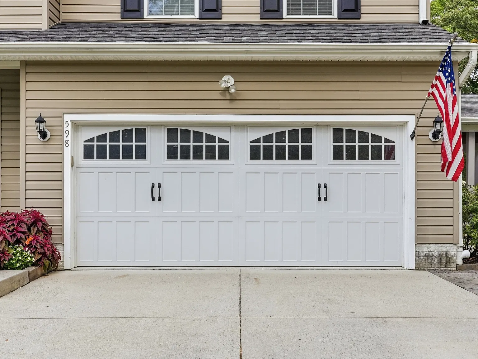 4 bed, 2.5 bath, 2600 sqft, $4,400 — Photo 3