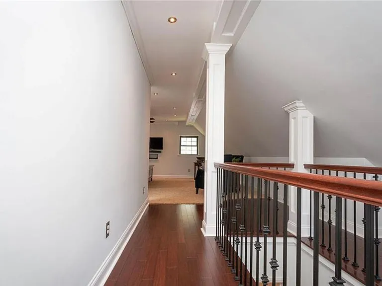 256 Castle Dr — Photo 24