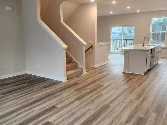 4th image of 693 Olivia St
