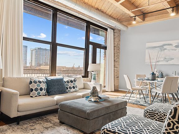 3rd image of 1040 W Adams St Unit 333