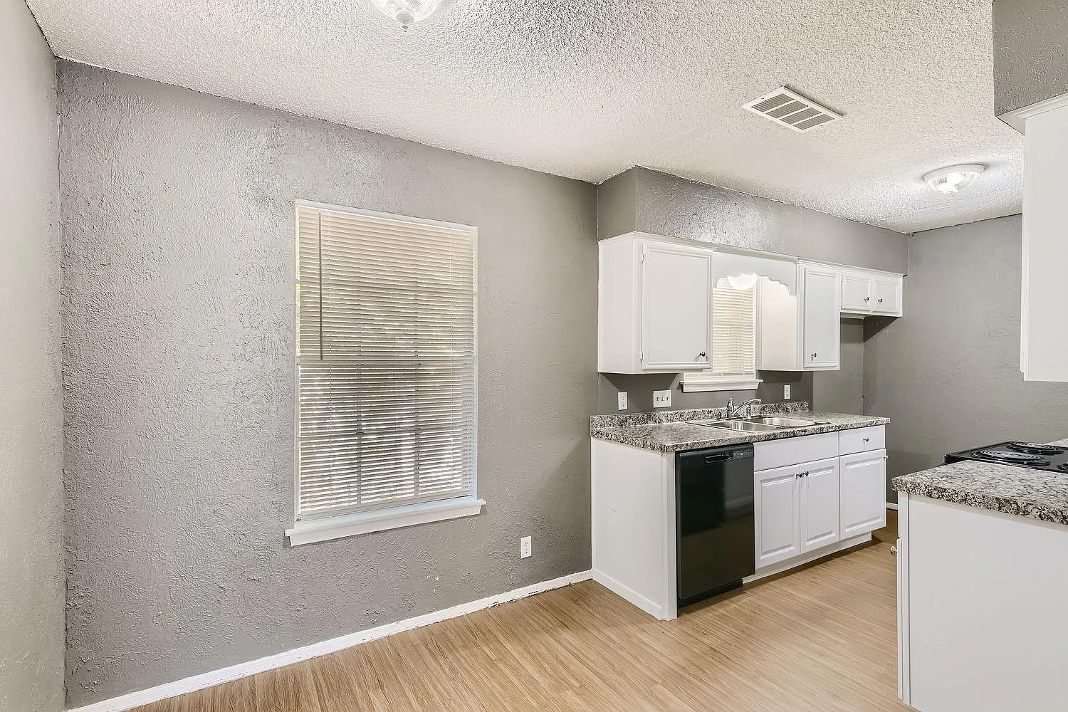 2 bed, 1.0 bath, 1782 sqft, $1,295 — Photo 4