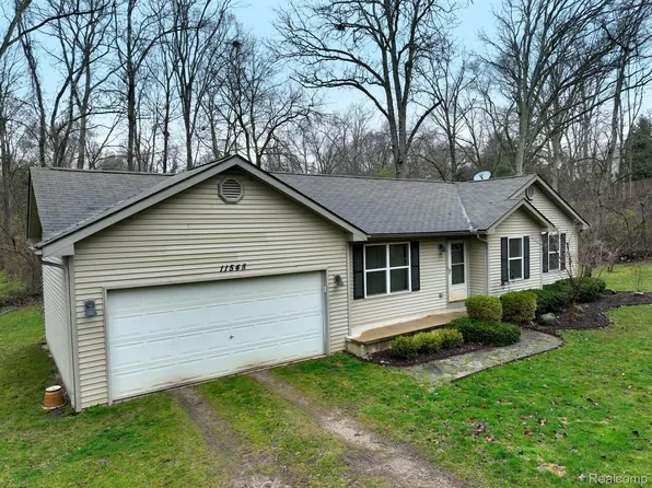 11548 Pulley Blank Dr, Pinckney, MI 48169