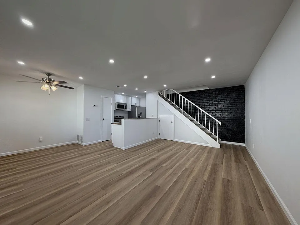 3532 Rainbow Ln