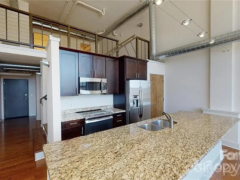 715 N Graham St #305 — Photo 2