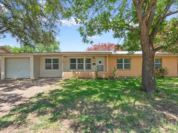104 Crockett St, McGregor, TX 76657