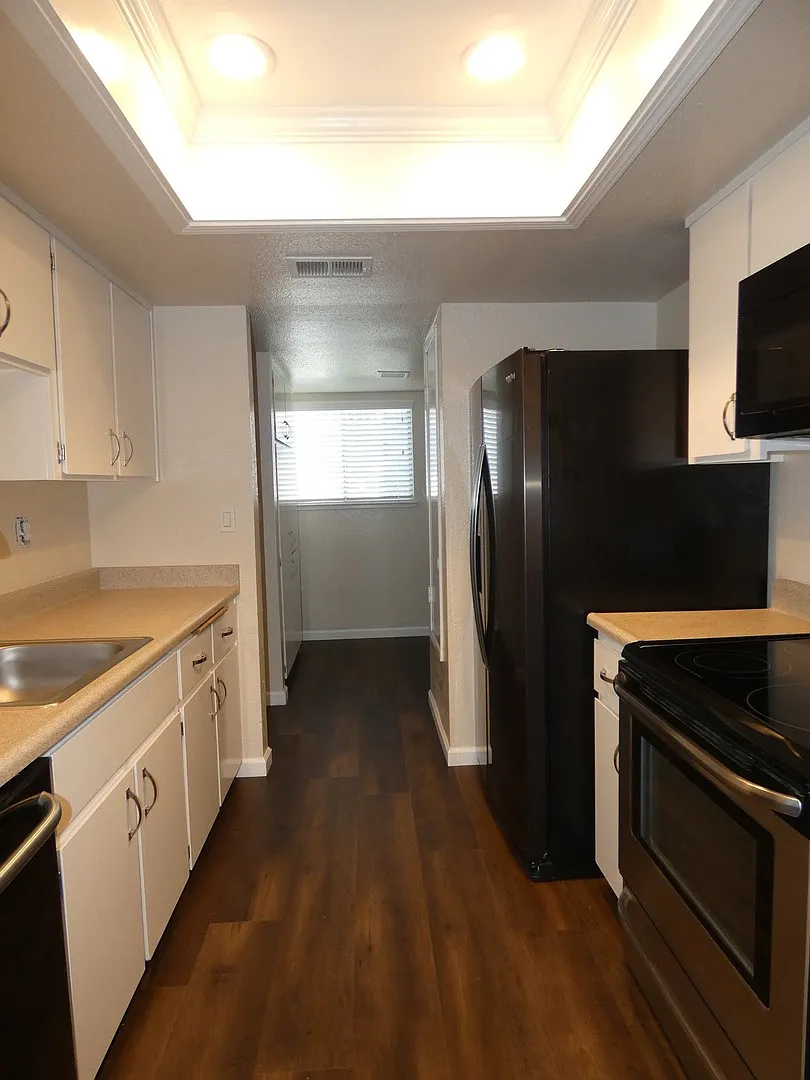 Townhouse Located Near School, Parks, Freeway Access! — Photo 4