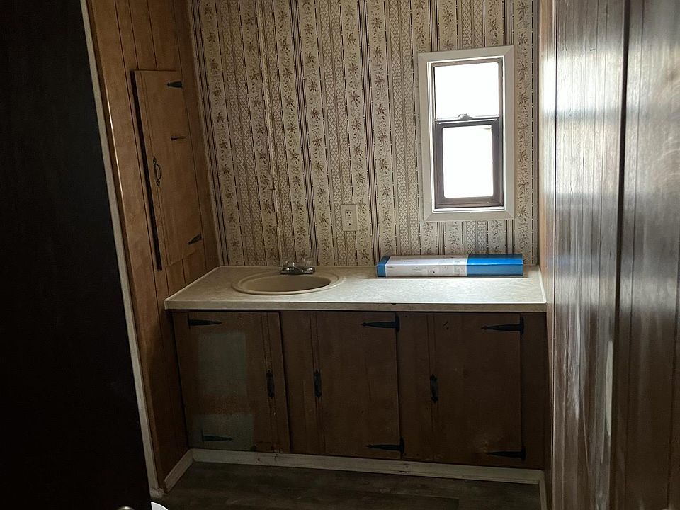 2nd image of 1412 4th St Trailer 7