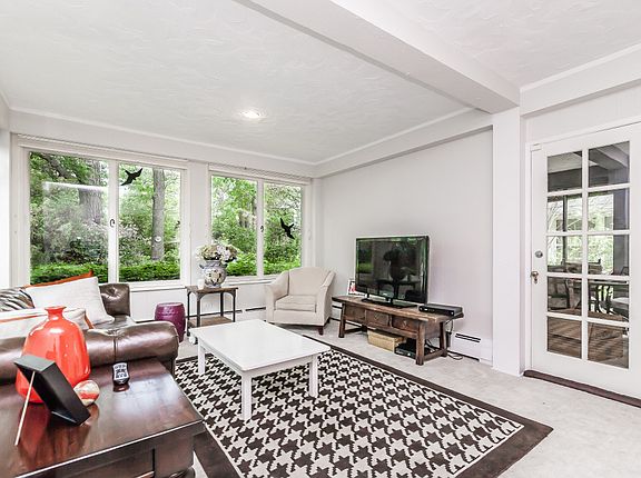 5th image of 40 Lakeside Pl