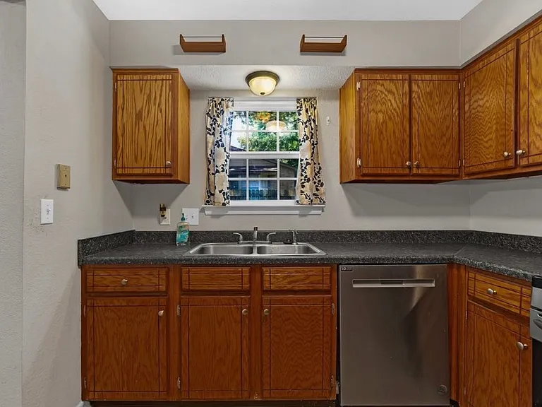 1108 W Fredericksburg St — Photo 13