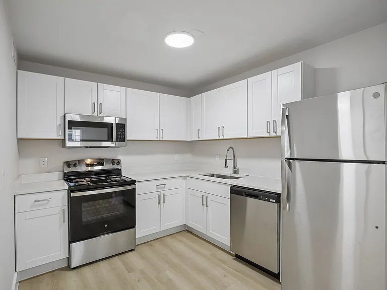 Chateau Apartments - Newly Renovated 1, 2 & 3-Bedrooms at 24th & Hillsboro Village — Photo 7