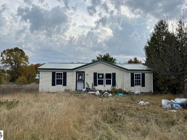 10636 E Pobuda Rd, Suttons Bay, MI 49682