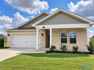 105 Meadow Path Dr, Meridianville, AL 35759