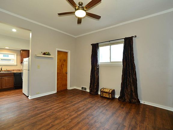 Livingroom or diningroom with new, freshly painted ceiling f