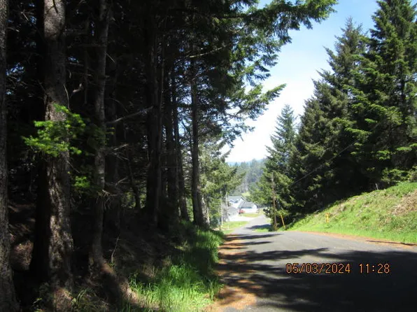 232 Nob Hill Rd, Whitethorn, CA 95589