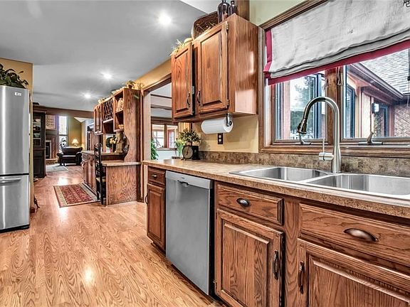 5th image of 46 Fox Chapel Dr