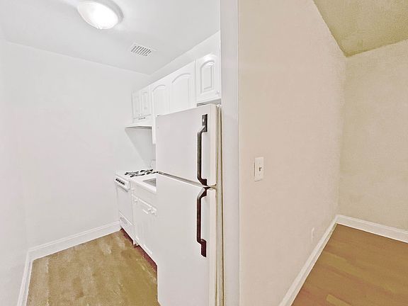 4th image of 11 E 32nd St Frnt 2
