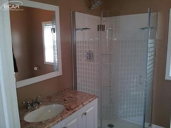 4th image of 16401 Hilltop Dr