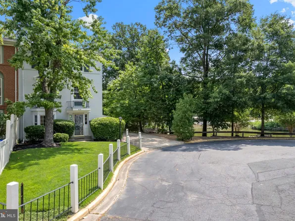 8131 Pinelake Ct, Alexandria, VA 22309