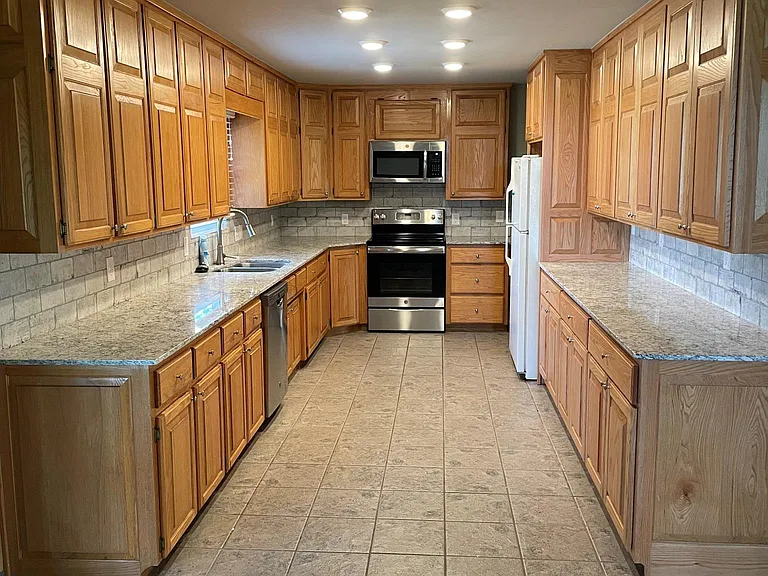 703 Southwest Ave — Photo 10