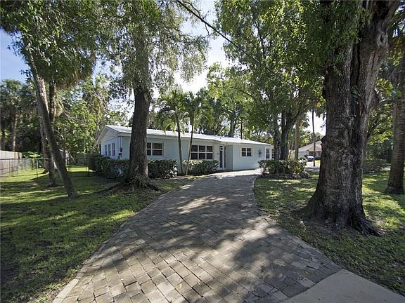 3rd image of 836 Royal Palm Blvd