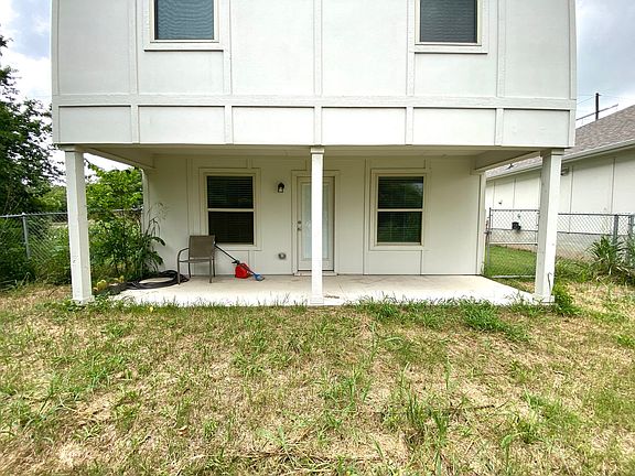 2nd image of 909 E Mary Jane Dr