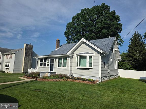5th image of 1151 Villanova Ave