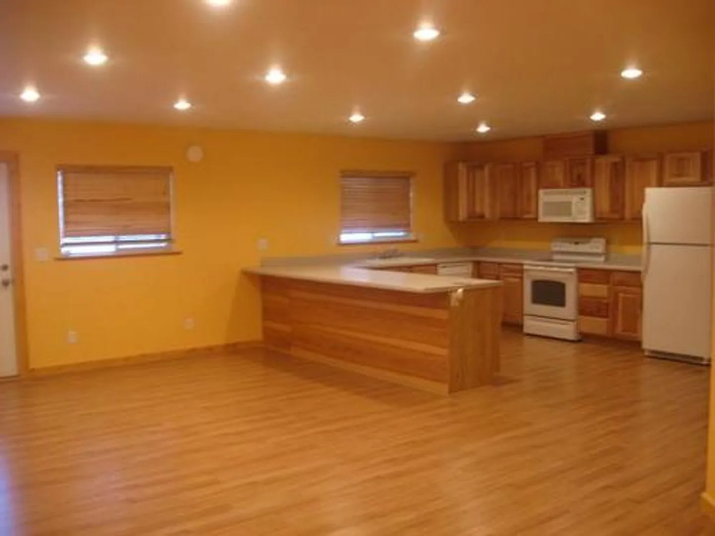 Large 3 bed 2 bath, 2 Car Garage — Photo 3