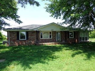 907 Days Rd, Lafayette, TN 37083