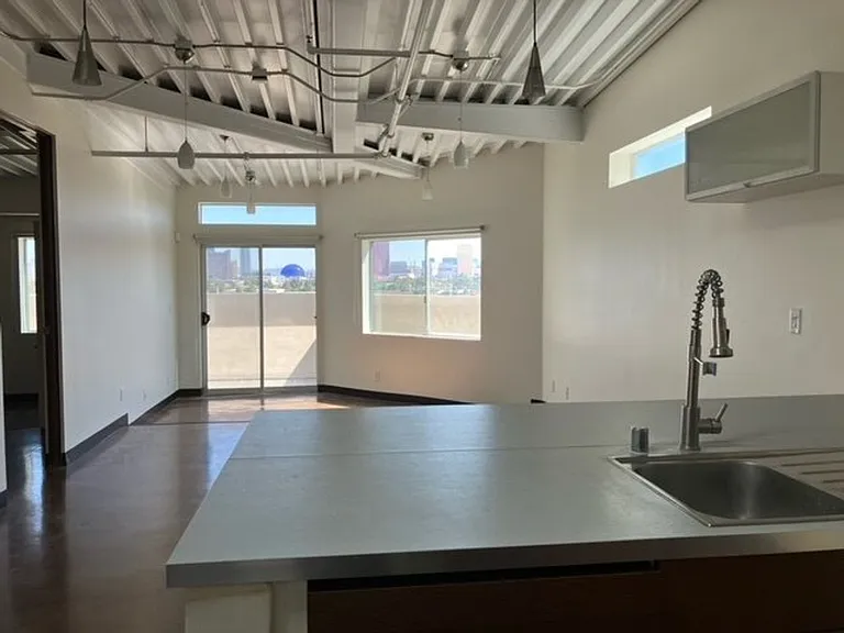 701 Shadow Ln — Photo 4