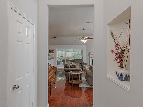 3rd image of 604 Chateau Ct