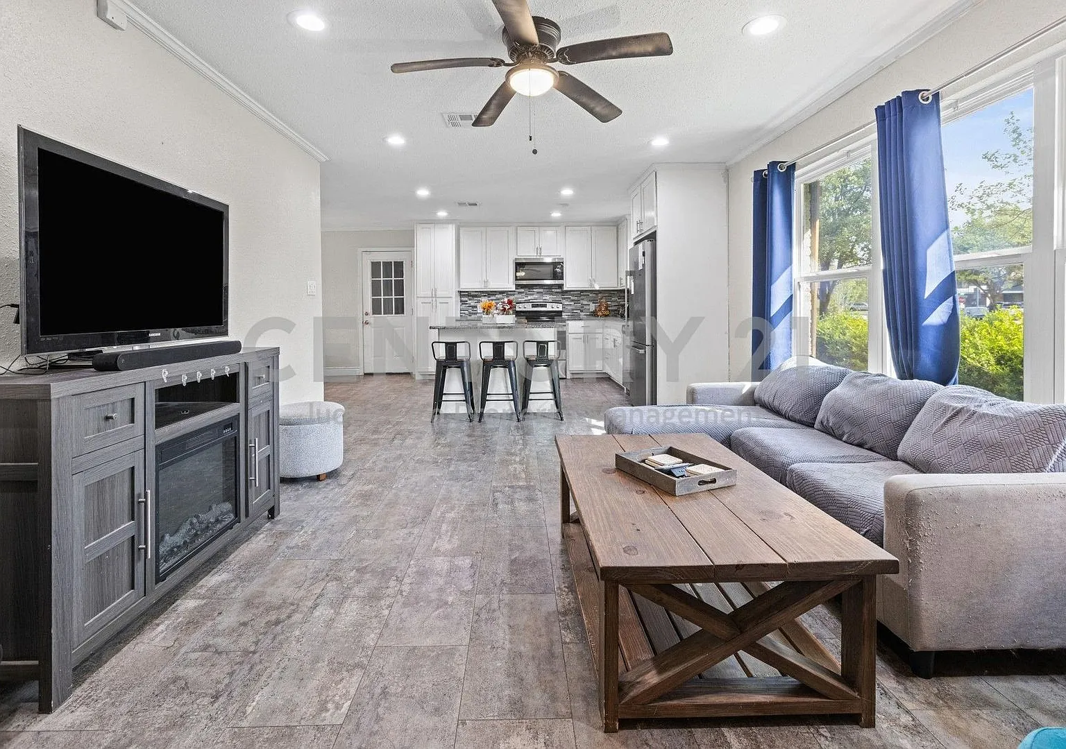 You're Going to LOVE This Tastefully Updated 3/2/1 in Waco! — Photo 3