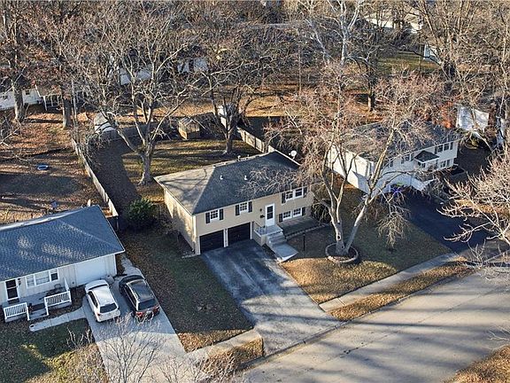 2nd image of 400 NE Sharon Dr