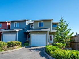563 Kettle St, Oak Harbor, WA