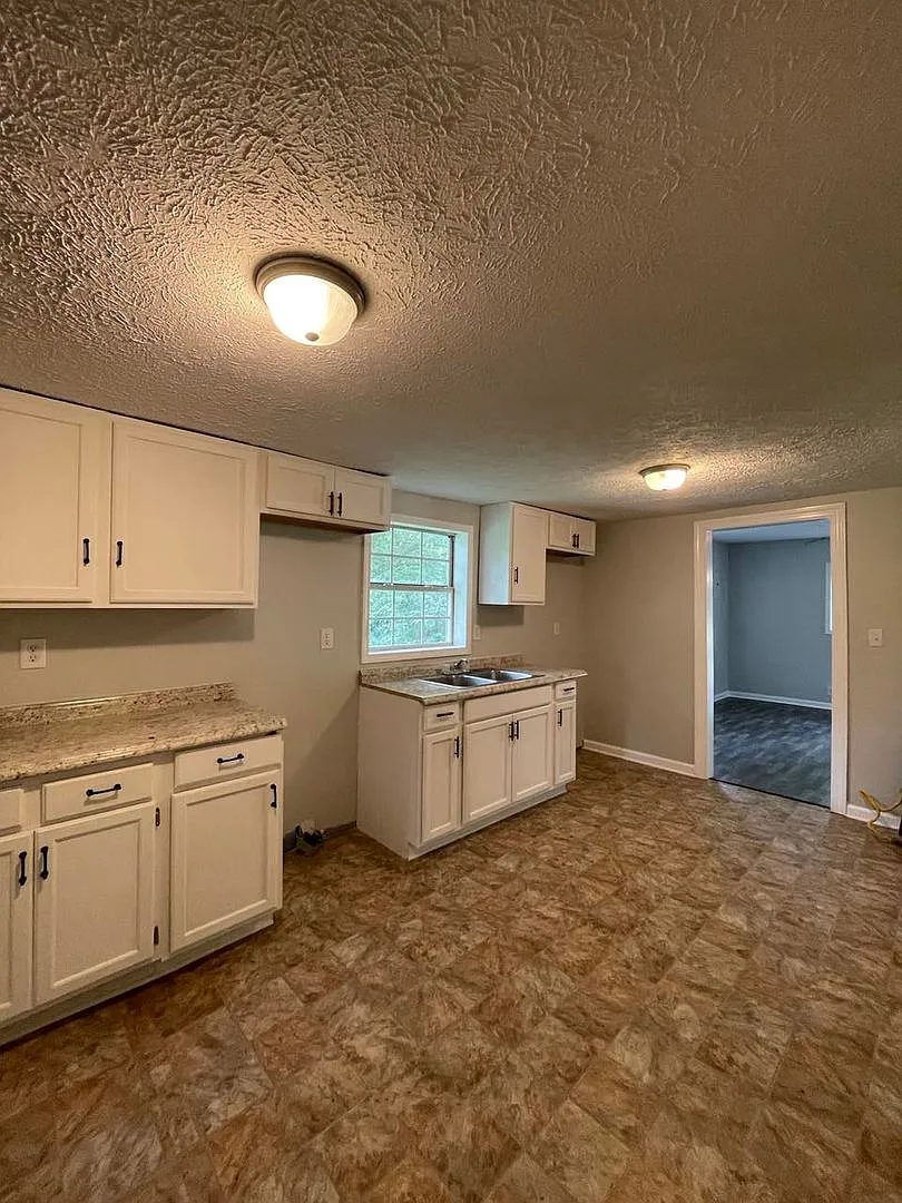 3 Bedroom/1 Bath home with large yard — Photo 3