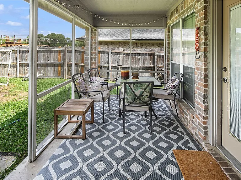 335 Robelmont Dr — Photo 22