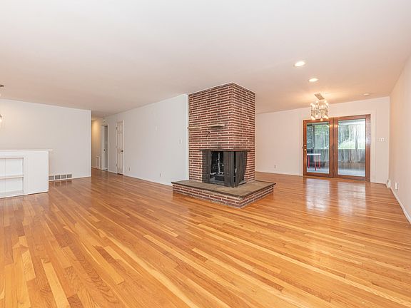 4th image of 921 Lennox St