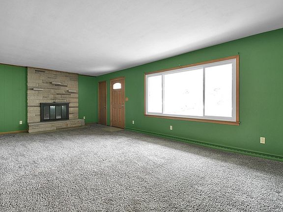 4th image of 695 Hollywood Ln