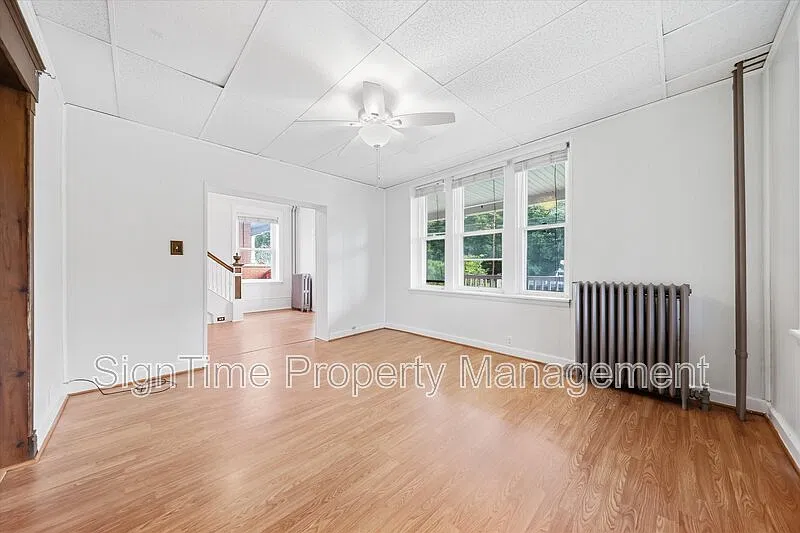 3 bed, 1.0 bath, 1600 sqft, $2,050 — Photo 3