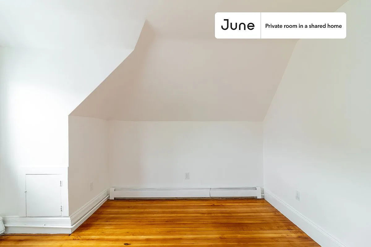 Full bedroom in 7 bed/2 bath home in Brighton #1263 D — Photo 3