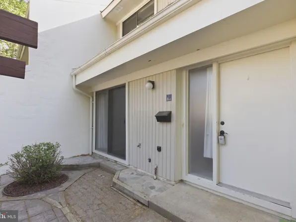 2369 Southgate Sq, Reston, VA 20191
