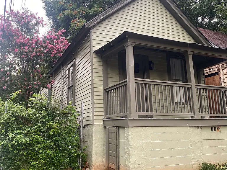 898 Smith St SW — Photo 2