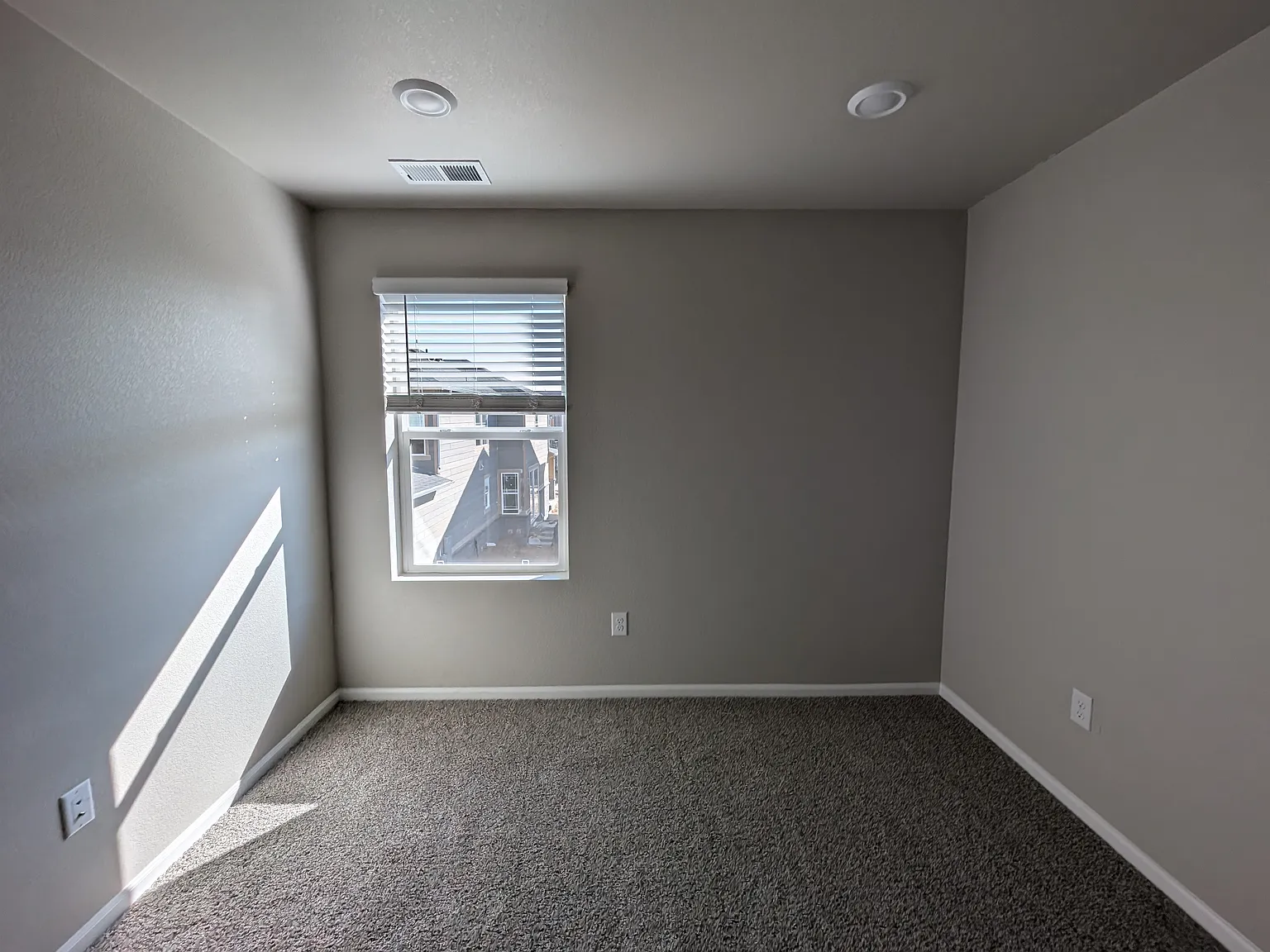 3 bed, 2.5 bath, 1683 sqft, $900 — Photo 4