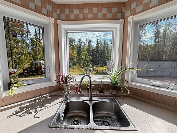 5th image of 810 Laforest Rd