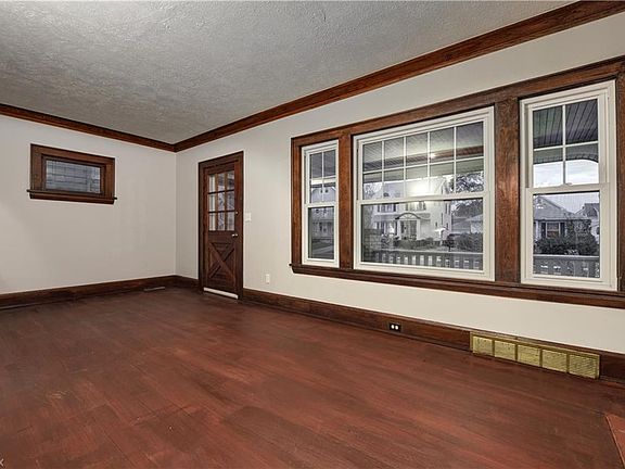 5th image of 2069 Wyandotte Ave