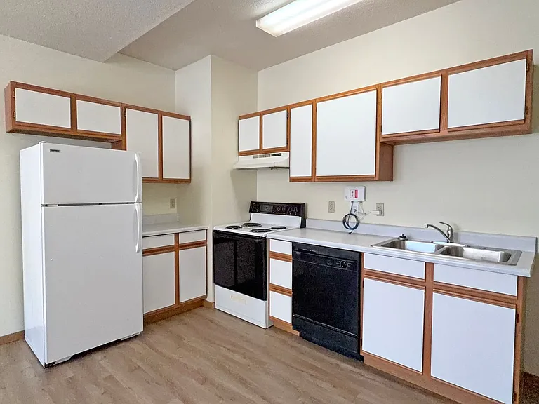 6 North Main Street - Downtown apartments on second floor above commercial spaces. — Photo 8