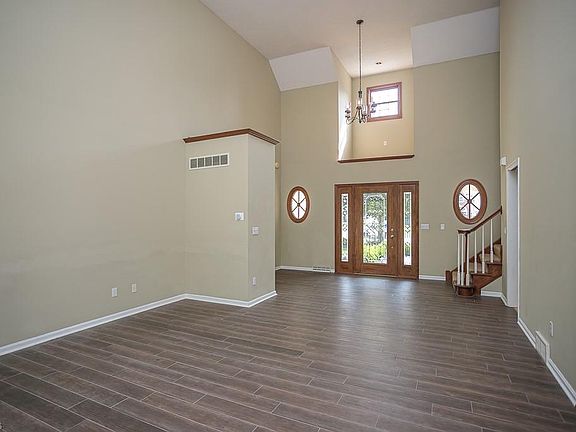 4th image of 465 Crestwood Dr