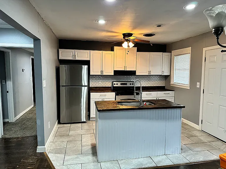 3 bed, 1200 sqft, $1,100 — Photo 3