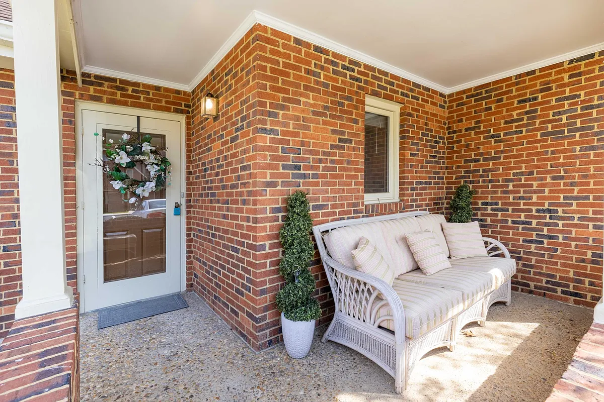 Front patio area - great for watching the neighbors or socializing. - 3111 Lake Terrace Ct