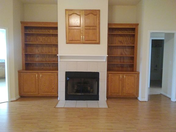 LIVINGROOM FIREPLACE AND BOOKCASE